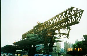 梁跨之间吊梁机