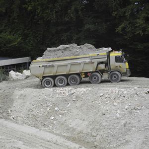 铰接矿用自卸车 1