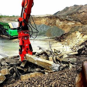 初步拆除液压破碎机 1