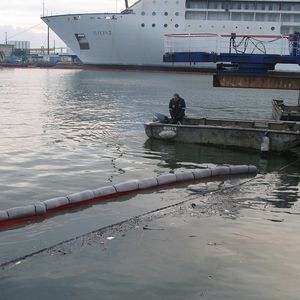油拦污坝 1
