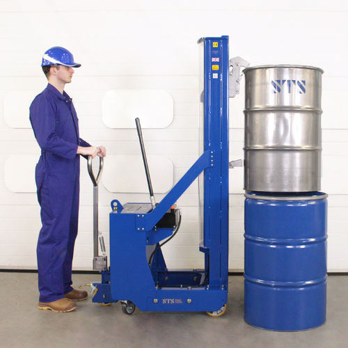 手动油桶提升机 - DTP08-R1260 - STS - Bespoke Handling Equipment - 手摇曲柄 / 平衡重式 / 抓取