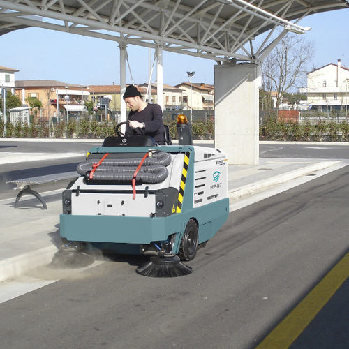 驾驶式扫地机 - MAX 170 series - MP-HT SRL - 电动 / 柴油 / 户外