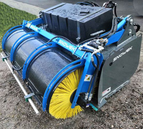 牵引扫地机 - H series - Snowek Trombia - The future of road sweepingwww.snowek.fi - 滑移装载机 / 装载机 / 液压