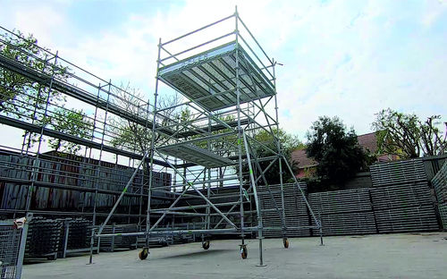 移动式脚手架塔 - UNISCAFF  - OZLER FORMWORK AND SCAFFOLDING SYSTEMS - 外墙 / 模块化