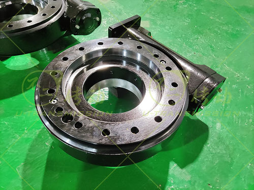 蜗杆回转驱动装置 - SE9 - Unique Transmission Equipment(Luoyang)Co., LTD