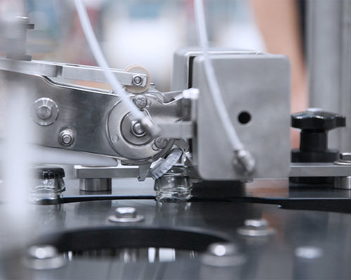 自动拧瓶盖机 - Reverse C - AROL Closure systems