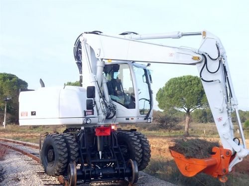 中型挖掘机 - 20TRR  - UNAC - 轮胎式 / Tier 3 / 用于建筑工地