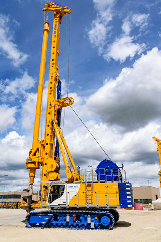 多功能钻机 - BG 55 BS 115 - BAUER Maschinen GmbH - 旋转 / 液压 / 用于建筑工地