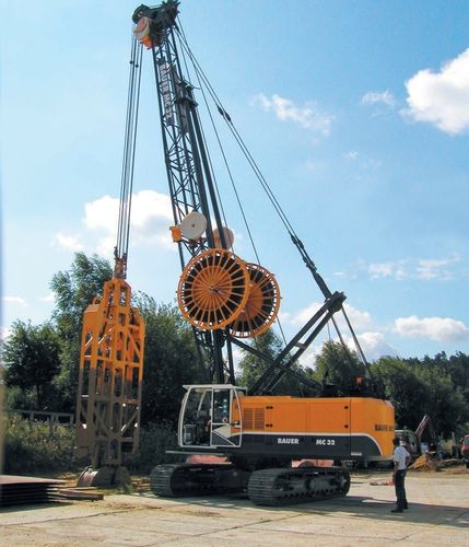 履带式起重机 - MC 32 - BAUER Maschinen GmbH - 吊杆 / 提升 / 液压