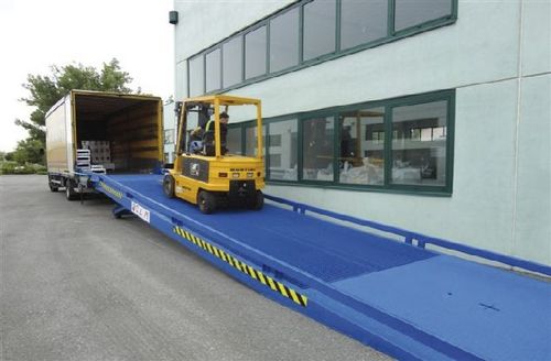 移动式装载坡道 - 12 000 mm, 6 000 - 10 000 kg - C.L.M - 电动液压