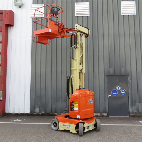 移动式桅杆式升降机 - 8E-L Toucan® - JLG Industries Inc./捷尔杰 - 电动 / 室内、室外 / 紧凑型