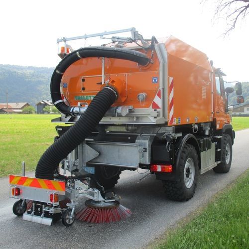 车载扫地机 - UKM - Gebrüder TRILETY GmbH  - 液压 / 公共空间 / 粉尘
